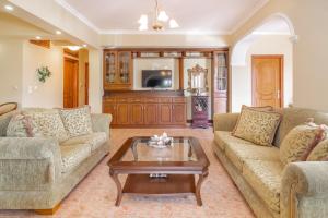 A seating area at Olive de Villa