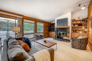 ein Wohnzimmer mit einem Sofa und einem Kamin in der Unterkunft 6 Red Cedar in Sunriver