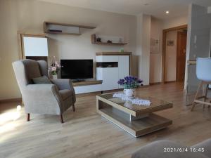 a living room with a couch and a coffee table at Apartamento El Manin in Villaviciosa