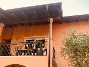 Balkon lub taras w obiekcie Charming Attic Apartment With Balcony & Swimming Pool