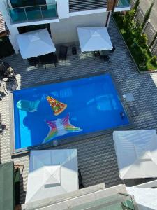 an overhead view of a pool with tables and chairs at Aparthotel Alfa in Ureki