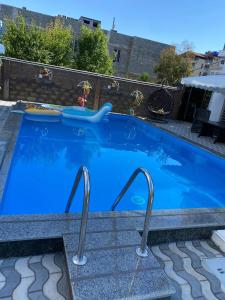 Bazén v ubytování Aparthotel Alfa nebo v jeho okolí