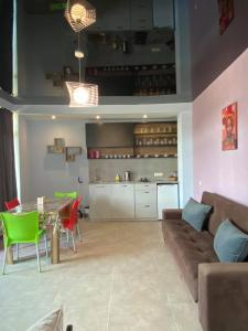 - un salon avec un canapé et une table dans l'établissement Aparthotel Alfa, à Ureki