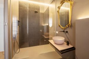 W łazience znajduje się umywalka oraz prysznic z lustrem. w obiekcie Ortigia Riflessa - design e comfort vista mare w Syrakuzach