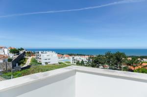 een balkon met uitzicht op de oceaan bij Terraços Do Mar - Rooftop Pool with Sea View in Nazaré