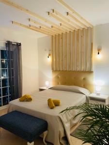 - une chambre avec un lit doté de 2 oreillers jaunes dans l'établissement Travellers Guesthouse, à Lagos