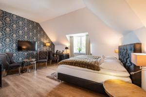 a hotel room with a bed and a tv at Boutique-Hotel Villa Anna in Eisenach