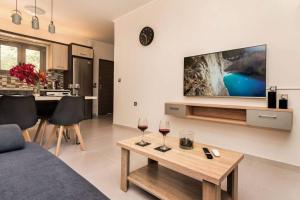 Sala de estar con mesa y 2 copas de vino en La Torre, brand New (2021) Modern Apt in Alikanas, en Alikanas
