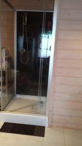 a shower in the corner of a room at Gezellige chalet in Hoge Venen in Uberweywertz
