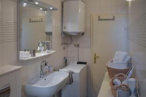 Koupelna v ubytování ISSA Holiday Home - 3 Min Walk to Beach + 26 fotografií