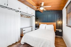 A bed or beds in a room at Cape Meares Beach Getaway