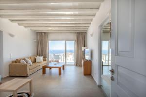 un soggiorno con divano e tavolo di Elma’s Summerhouses a Mykonos Città