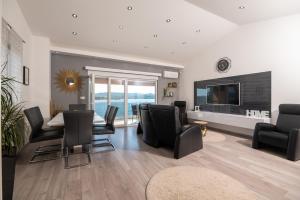 TV a/nebo společenská místnost v ubytování Euroholiday apartments