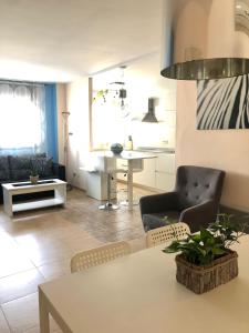 Il comprend un salon avec une table et une cuisine. dans l'établissement Apartament Riba Riu, à Deltebre