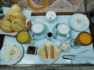 un vassoio di prodotti alimentari con pane e altri alimenti di Hotel Panamericano a Lima