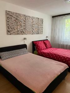 een slaapkamer met een bed en een rode bank bij Apartment Fialka in Olomouc
