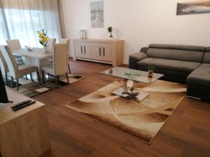 ein Wohnzimmer mit einem Sofa und einem Tisch in der Unterkunft Quinta da trindade one river seixal in Seixal