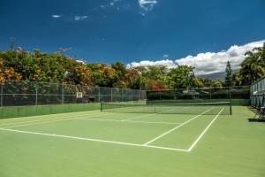 Tenisa un/vai skvoša iespējas naktsmītnē Maui Banyan vai tās tuvumā