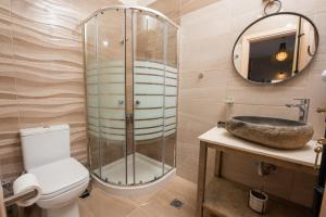 A bathroom at Aegean Blue - Villas Stivachtis