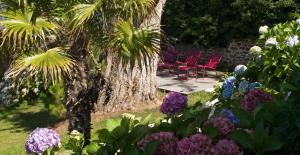 Um jardim em Hôtel Les Costans, The Originals Relais