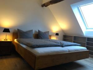 una camera da letto con un letto con lenzuola blu e una finestra di POSTRELAIS ARDENNES "Beau Séjour" a Burg-Reuland