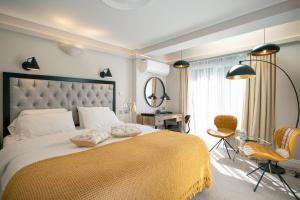 sypialnia z dużym łóżkiem i żółtym kocem w obiekcie Roxford Lodge Hotel w Dublinie