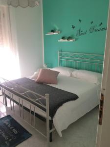 Palumbo的住宿－Villino due palme，一间卧室配有一张蓝色墙壁的床