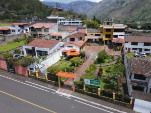 una vista aérea de una ciudad con casas y una calle en Hostal Monte Carmelo, en Baños