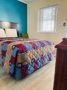Un pat sau paturi într-o cameră la White Marlin Inn
