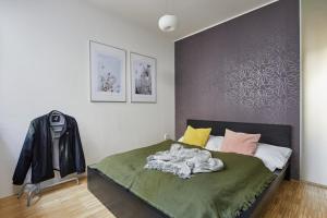 Postel nebo postele na pokoji v ubytování Modern Apartment in Vinohrady by Prague Days