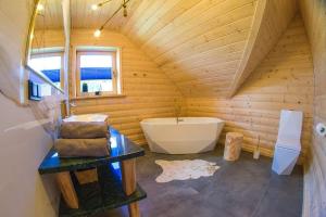 Uma casa de banho em Beskid Wood Houses
