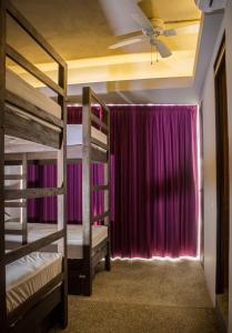 Uma ou mais camas em beliche num quarto em Los Muertos Hostal