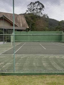 Fasilitas tenis dan/atau squash di Belíssimo resort com casa com banheiras água termal
