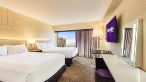 Postel nebo postele na pokoji v ubytování Harrah's Las Vegas Hotel & Casino