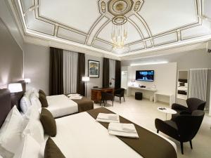 卡塔尼亚ETNEA STYLE CATANIA LUXURY ROOMS的一间带床和客厅的酒店房间