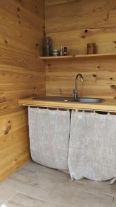 a kitchen with a sink and a counter with towels at Gîte château d'Espalungue, piscine et SPA in Dognen