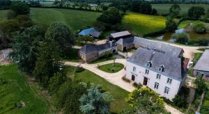 eine Luftansicht eines alten Hauses auf einem Feld in der Unterkunft LE BAS CHITRAY in Ménil