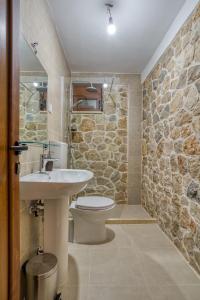 une salle de bains avec lavabo et toilettes dans l'établissement Stonehouse in Olives, à Ulcinj 23 autres photos