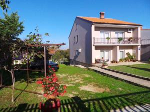 a house with a car parked in front of it at Apartment Valbandon 9 in Fondole