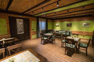 Reštaurácia alebo iné gastronomické zariadenie v ubytovaní Praktik Hotel & Restaurant