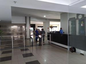 a lobby with people standing in a building at Flat beira mar, Olinda 4 Rodas 305 in Olinda