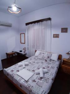 Ένα ή περισσότερα κρεβάτια σε δωμάτιο στο TRADITIONAL HOUSE ALEPIS IN AREOPOLIS