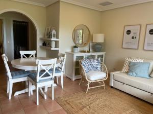 een woonkamer met een tafel en een bank bij Falesia Beach Apartment in Albufeira