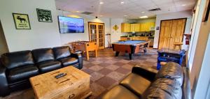 Posezení v ubytování Sunset Resorts Canmore and Spa