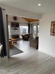 Amherst Cove Cottage # 5 في Borden-Carleton: غرفة معيشة مع أريكة وكراسي وطاولة