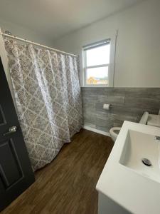 Amherst Cove Cottage # 5 في Borden-Carleton: حمام مع ستارة دش ومغسلة +16 صورة