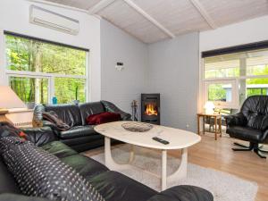 - un salon avec un canapé et une table dans l'établissement 6 person holiday home in Glesborg, à Fjellerup Strand