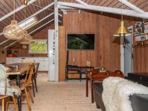 ein Wohnzimmer mit einem Tisch und einem Esszimmer in der Unterkunft 6 person holiday home in Glesborg in Glesborg