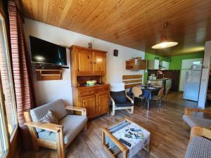 a living room with a couch a table and a kitchen at Appartement Les Deux Alpes, 2 pièces, 6 personnes - FR-1-348-204 in Les Deux Alpes