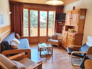 a living room with furniture and a large window at Appartement Les Deux Alpes, 2 pièces, 6 personnes - FR-1-348-204 in Les Deux Alpes